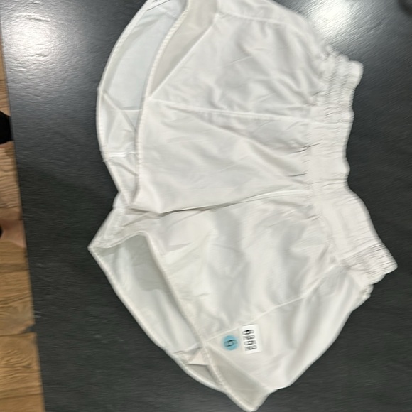 (6252) LULULEMON Hotty Hot Short II (Long 4") White/Barely Beige in Sz 6 *Loved - Picture 3 of 8